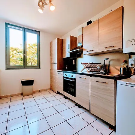 Apartment Budget And Spacious With Terrace *